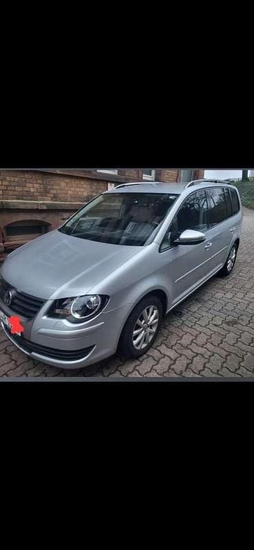 Grau Gebraucht 2009 VW Touran Freestyle Van / Kleinbus | 5.500 € (Teuer) - Bild 1/4