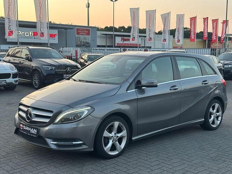 Grau Gebraucht 2013 Mercedes B200 Sport Van / Kleinbus | 5.950 € (Teuer) - Bild 1/4