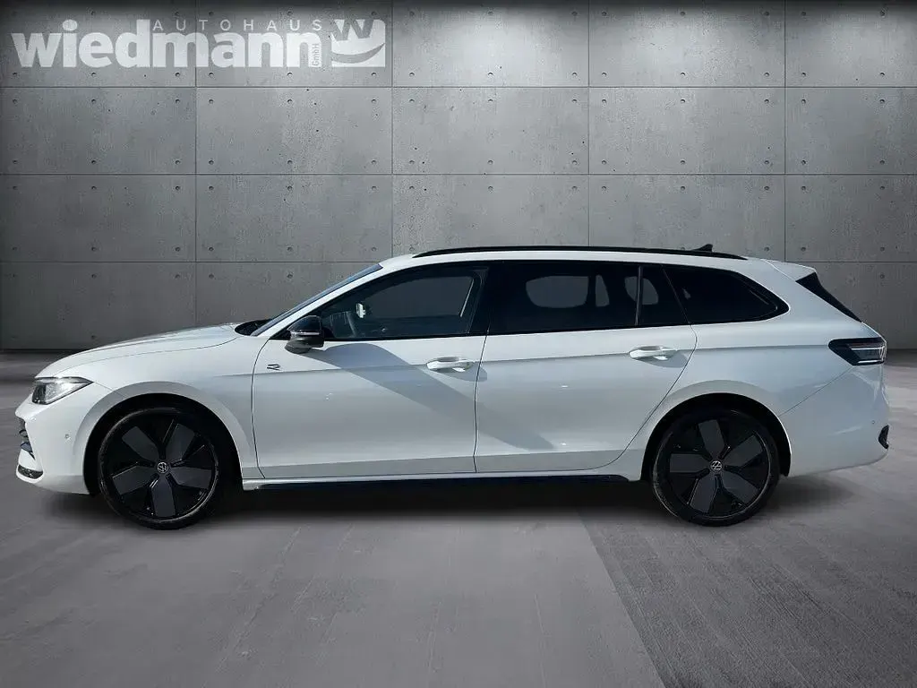 Gebraucht VW Passat R-line 150 PS (110 kW) 2024 Oryxweiß perlmutteffekt Kombi
