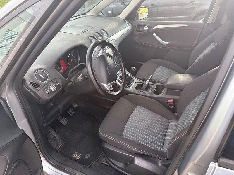 Gebraucht Ford Galaxy 140 PS (102 kW) 2013 Silber Van / Kleinbus