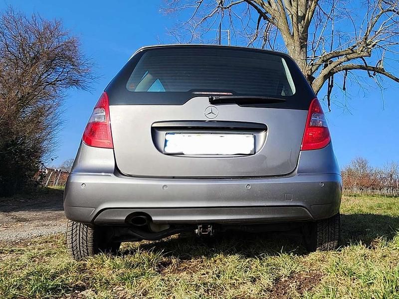 Gebraucht Mercedes 180 116 PS (85 kW) 2010 Silber Limousine