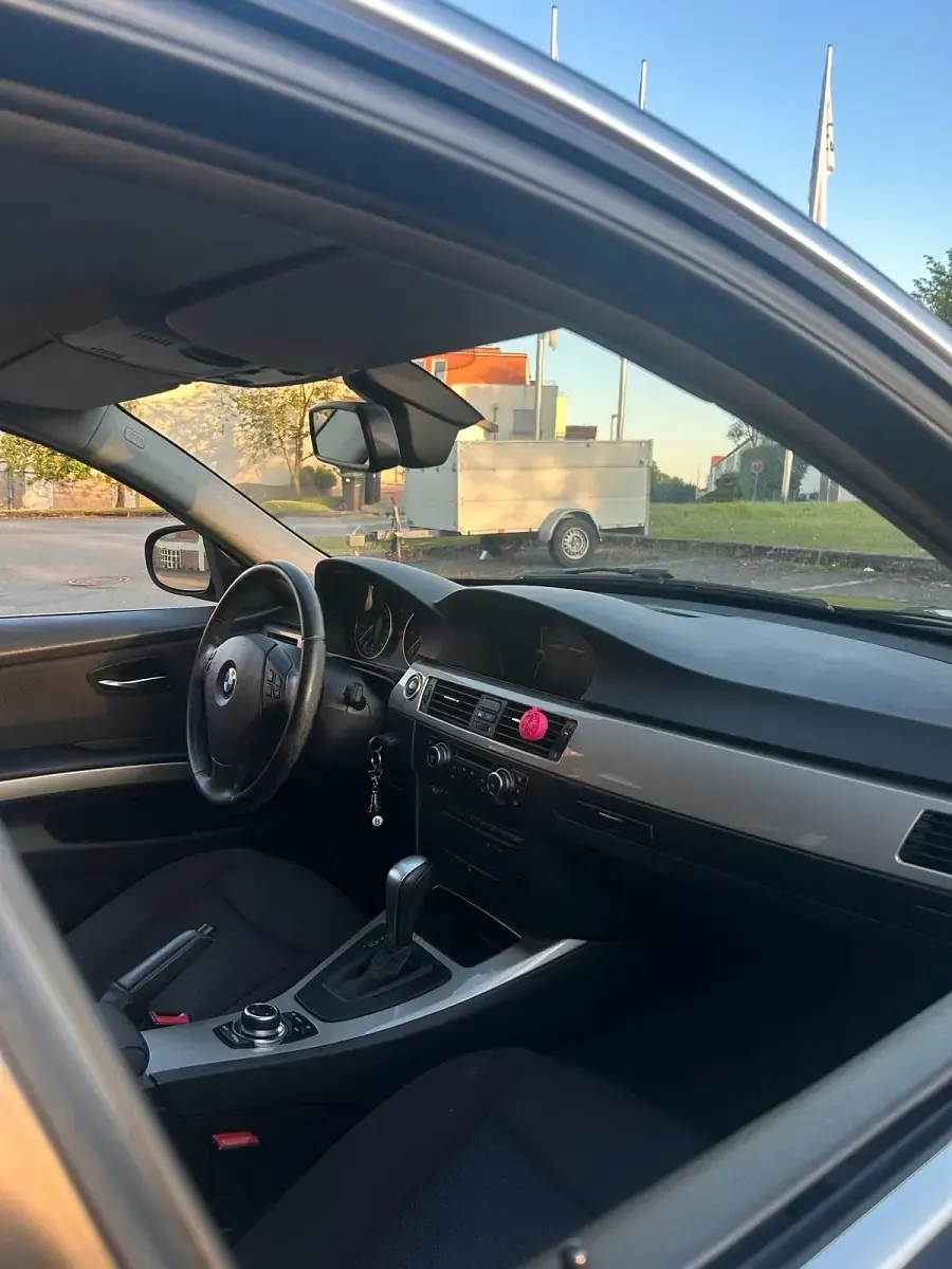 Gebraucht BMW 320 184 PS (135 kW) 2010 Schwarz Limousine