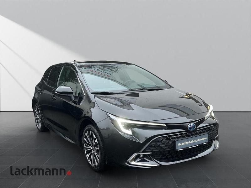 Gebraucht Toyota Corolla Hybrid Team 140 PS (102 kW) 2024 Night time black Limousine