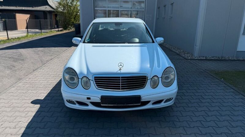 Weiß Gebraucht 2005 Mercedes E200 Limousine | 2.699 € (Superpreis) - Bild 1/4