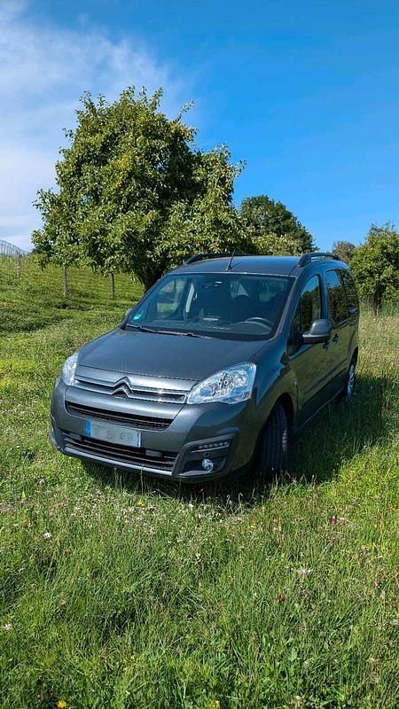 Grau Gebraucht 2018 Citroën Berlingo Van / Kleinbus | 16.500 € - Bild 1/4