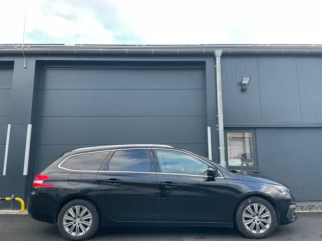 Gebraucht Peugeot 308 SW Allure 120 PS (88 kW) 2018 Schwarz Kombi