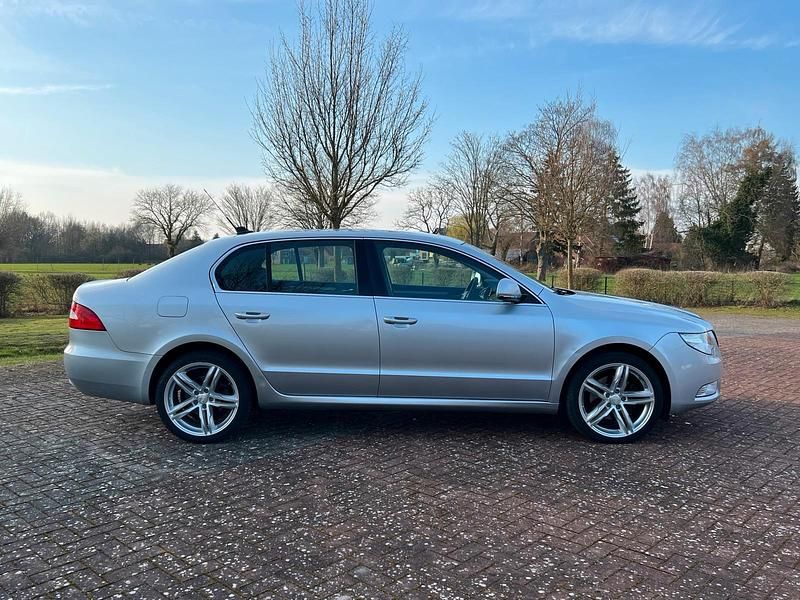 Gebraucht Skoda Superb 160 PS (117 kW) 2009 Silber Limousine