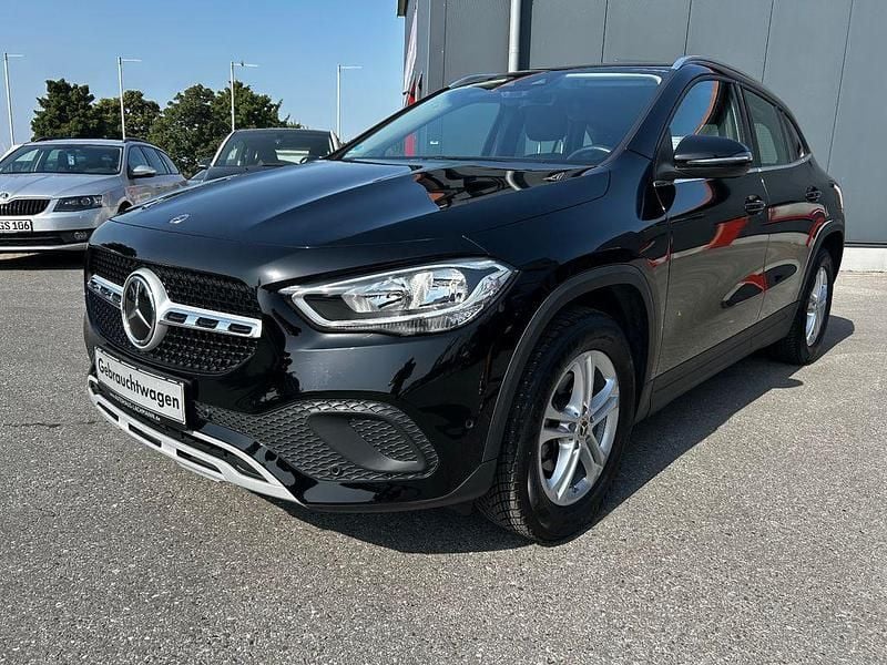 Schwarz Gebraucht 2023 Mercedes GLA180 Style SUV | 30.990 € (Guter Preis) - Bild 1/4