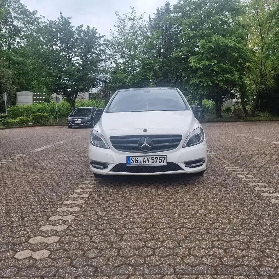 Gebraucht Mercedes B180 122 PS (89 kW) 2012 Weiß Kleinwagen