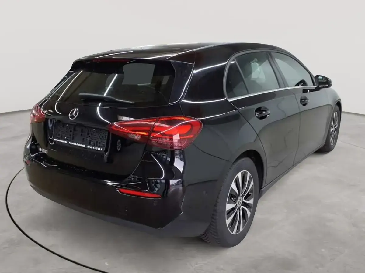 Gebraucht Mercedes A180 136 PS (100 kW) 2023 Nachtschwarz Limousine