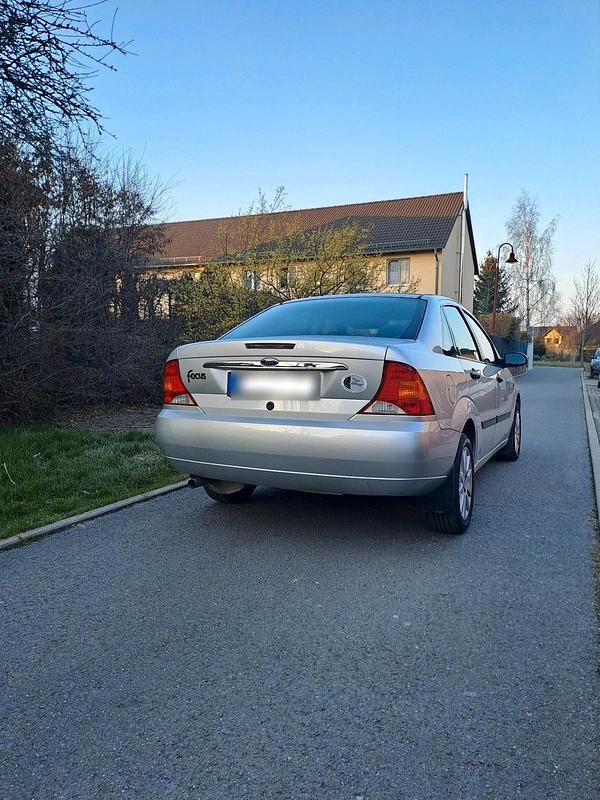 Gebraucht Ford Focus 115 PS (84 kW) 2000 Silber Limousine
