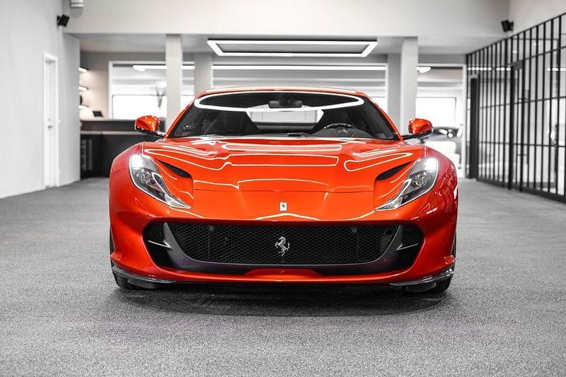 Second-hand Ferrari 812 799 CP (587 kW) 2024 Roșu
