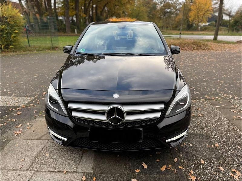 Gebraucht Mercedes B180 122 PS (89 kW) 2012 Schwarz Van / Kleinbus