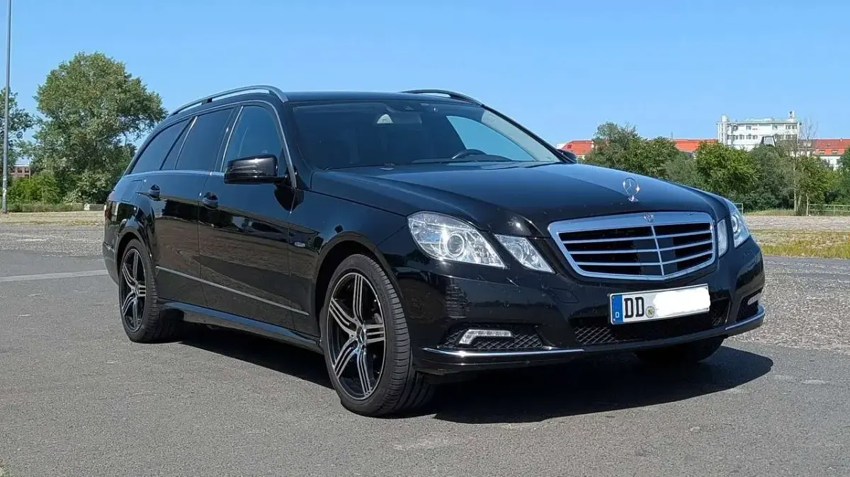 Gebraucht Mercedes E250 Elegance 204 PS (150 kW) 2010 Schwarz Kombi