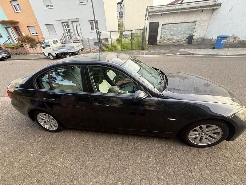Gebraucht BMW 318 129 PS (94 kW) 2007 Blau Limousine