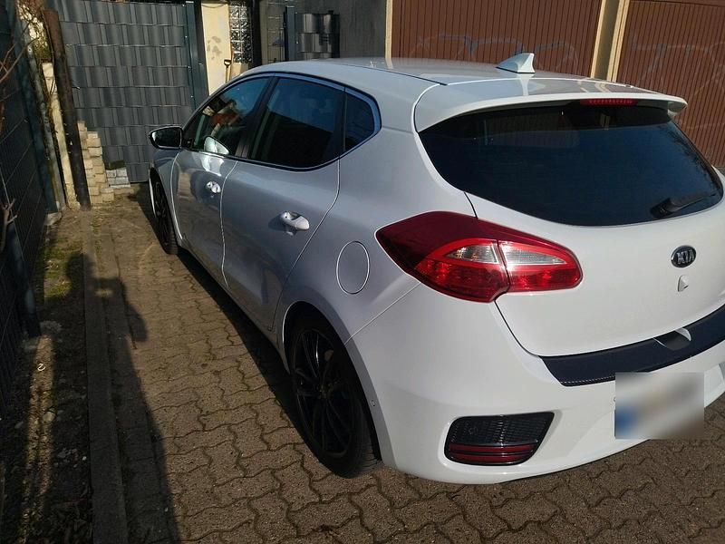 Gebraucht Kia Ceed Spirit 136 PS (100 kW) 2017 Weiß Kleinwagen