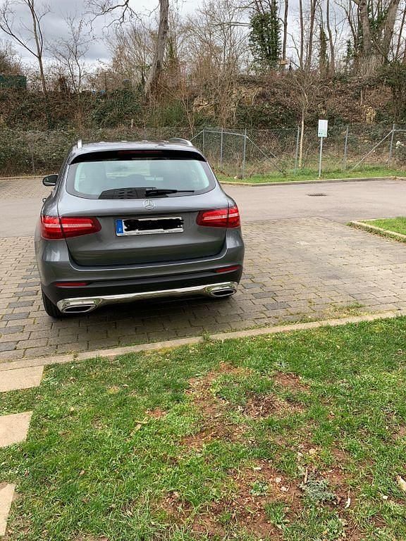 Grau Gebraucht 2016 Mercedes GLC220 SUV | 23.900 € (Etwas zu teuer) - Bild 1/4