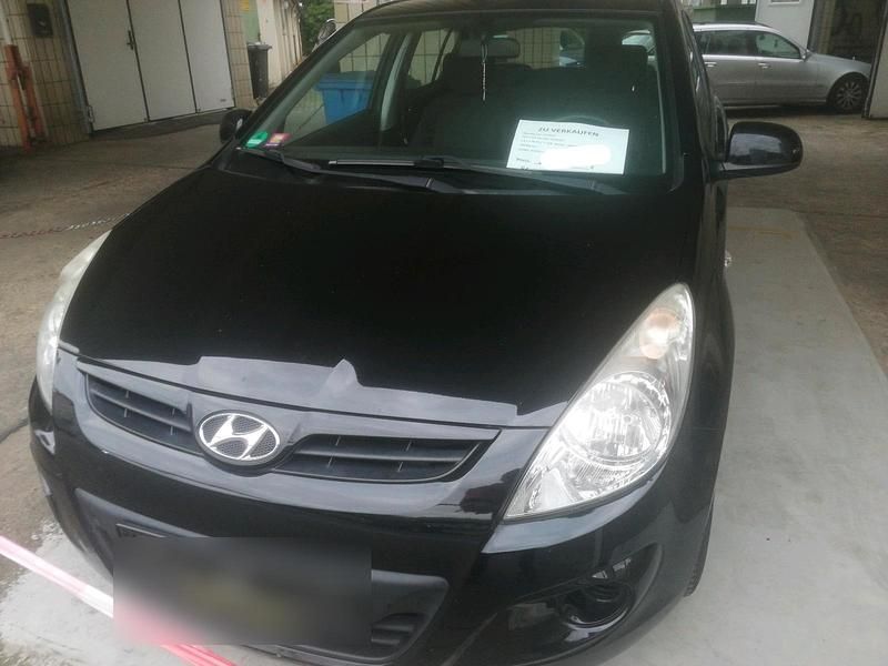 Schwarz Gebraucht 2012 Hyundai i20 Kleinwagen | 2.450 € (Fairer Preis) - Bild 1/4