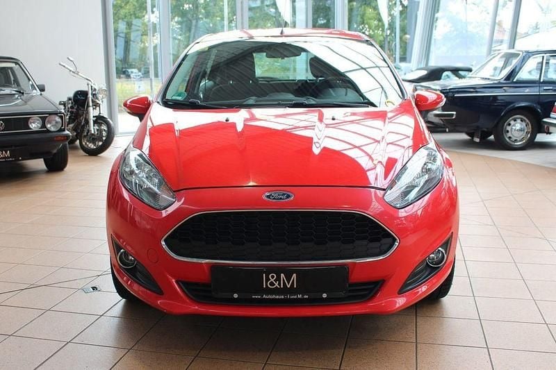 Rot Gebraucht 2018 Ford Fiesta Celebration Kleinwagen | 9.490 € (Guter Preis) - Bild 1/4