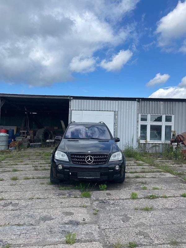 Schwarz Gebraucht 2005 Mercedes ML320 Style SUV | 3.200 € - Bild 1/4