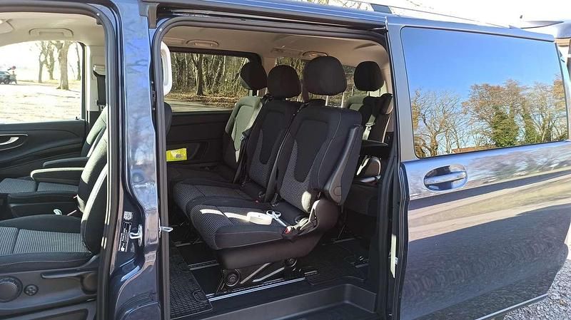 Gebraucht Mercedes V250 Style 190 PS (139 kW) 2024 Blau Van / Kleinbus