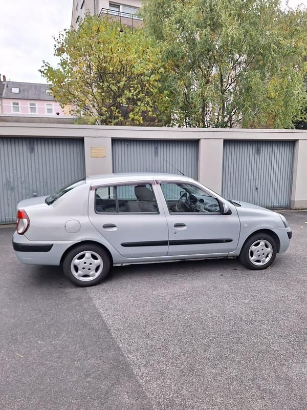 Silber Gebraucht 2005 Renault Clio II Limousine | 2.000 € (Teuer) - Bild 1/4