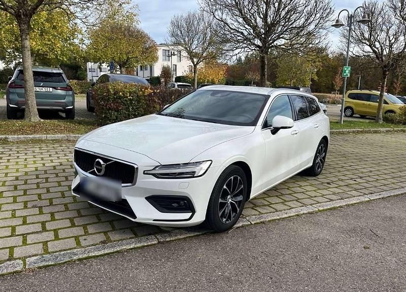 Weiß Gebraucht 2021 Volvo V60 Momentum Kombi | 27.499 € (Fairer Preis) - Bild 1/4