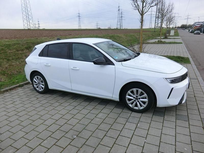 Weiß Gebraucht 2023 Opel Astra Enjoy Limousine | 17.750 € (Superpreis) - Bild 1/4