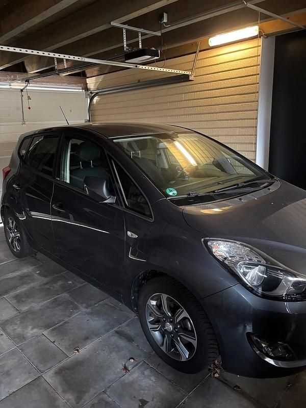 Grau Gebraucht 2016 Hyundai ix20 Kleinwagen | 7.500 € (Fairer Preis) - Bild 1/4