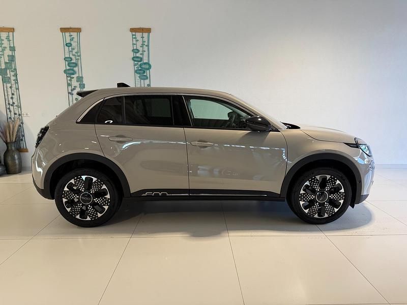 Neu Fiat 600 La Prima 110 PS (80 kW) 2025 636 cappuccino beige SUV