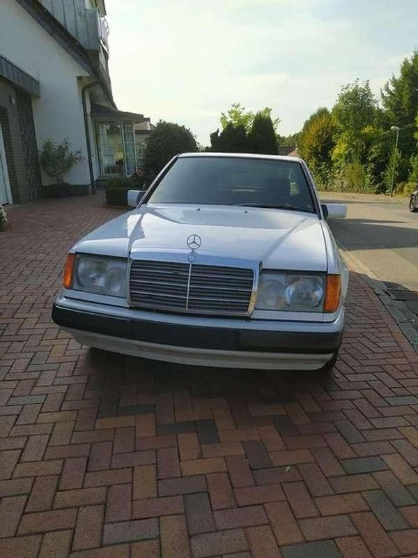 Gebraucht Mercedes E230 132 PS (97 kW) 1990 Weiß Limousine