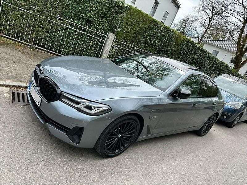 Grau Gebraucht 2022 BMW 545e Sport Line Limousine | 46.000 € (Guter Preis) - Bild 1/4