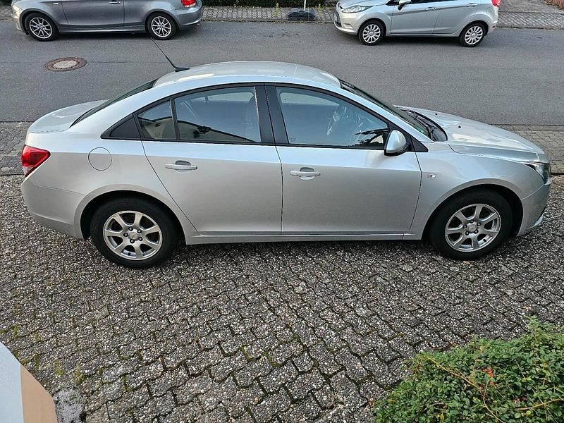 Grau Gebraucht 2013 Chevrolet Cruze Limousine | 5.800 € (Fairer Preis) - Bild 1/4