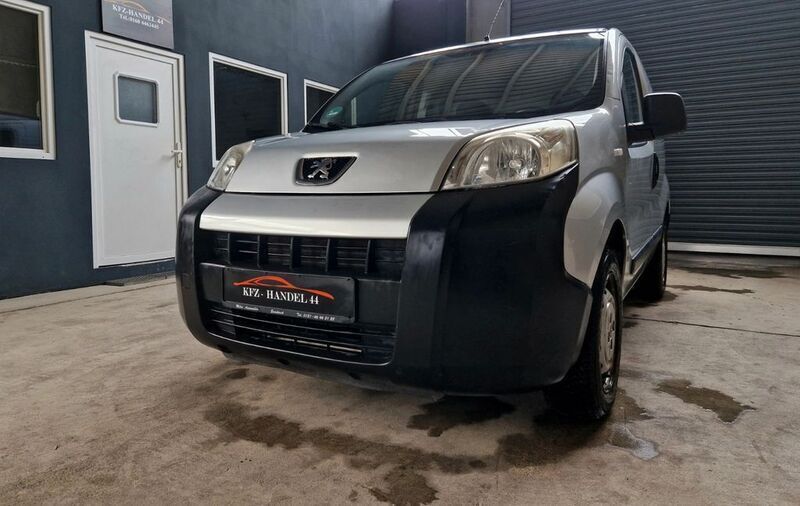 Grau Gebraucht 2012 Peugeot Bipper Van / Kleinbus | 4.990 € (Teuer) - Bild 1/4