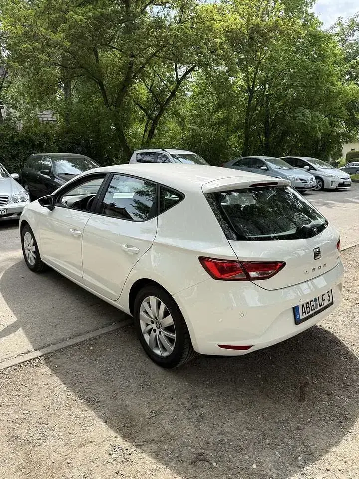 Używany Seat Leon Reference 90 KM (66 kW) 2015 Sedan/Limuzyna