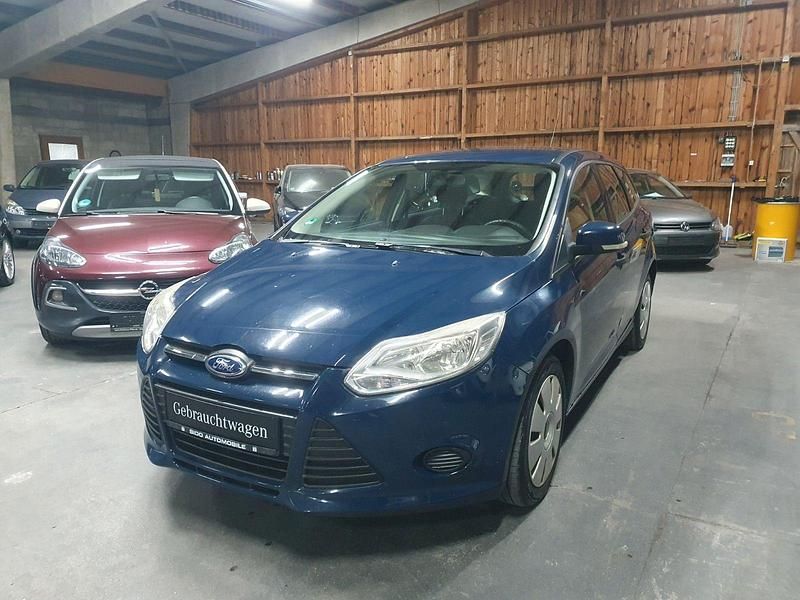Blau Gebraucht 2014 Ford Focus Ambiente Kombi | 3.690 € (Guter Preis) - Bild 1/4
