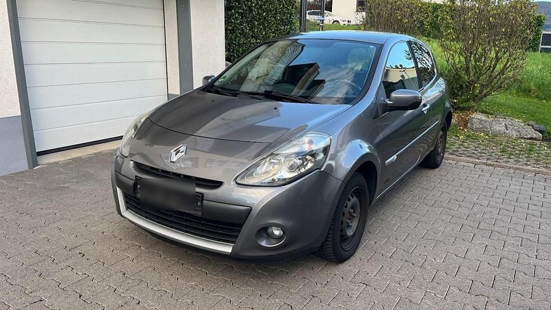 Grau Gebraucht 2010 Renault Clio II Luxe Limousine | 2.900 € (Fairer Preis) - Bild 1/4