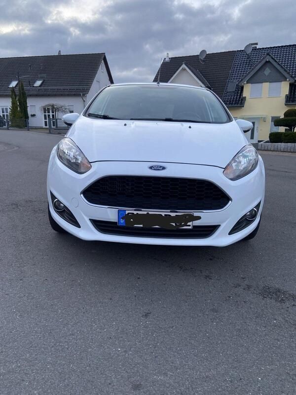 Weiß Gebraucht 2017 Ford Fiesta Cool & Connect Kleinwagen | 7.900 € (Fairer Preis) - Bild 1/4