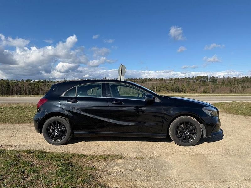 Gebraucht Mercedes A180 Style 122 PS (89 kW) 2017 Schwarz Limousine