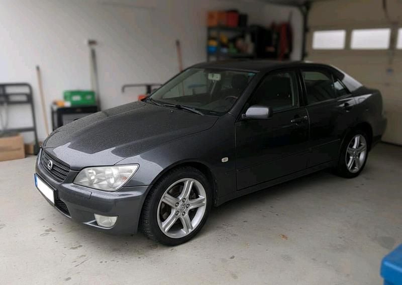 Grau Gebraucht 2005 Lexus IS200 Limousine | 4.999 € - Bild 1/4