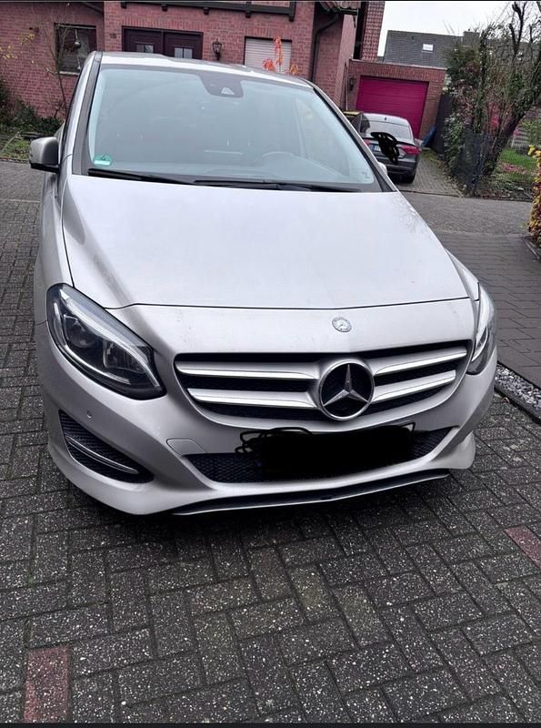 Silber Gebraucht 2017 Mercedes 200 Limousine | 14.700 € (Etwas zu teuer) - Bild 1/4