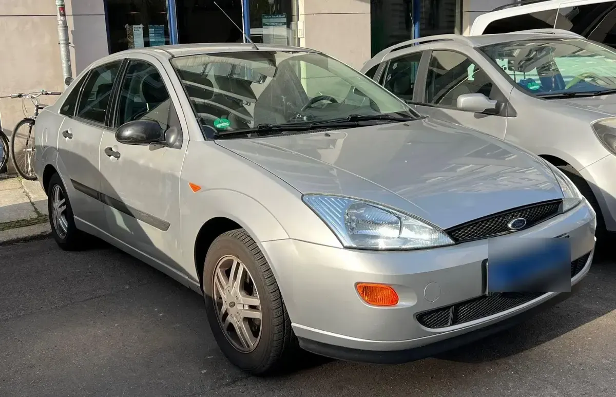 Używany Ford Focus Trend 101 KM (74 kW) 2001 Srebrny Sedan/Limuzyna