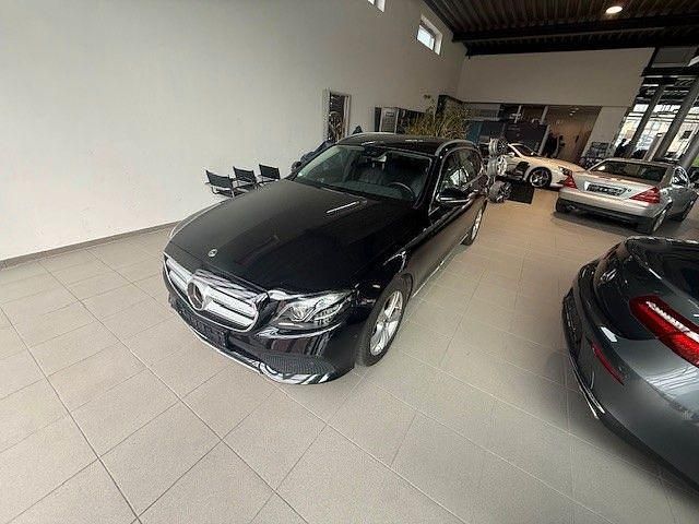 Gebraucht Mercedes E220 194 PS (142 kW) 2017 Schwarz Limousine