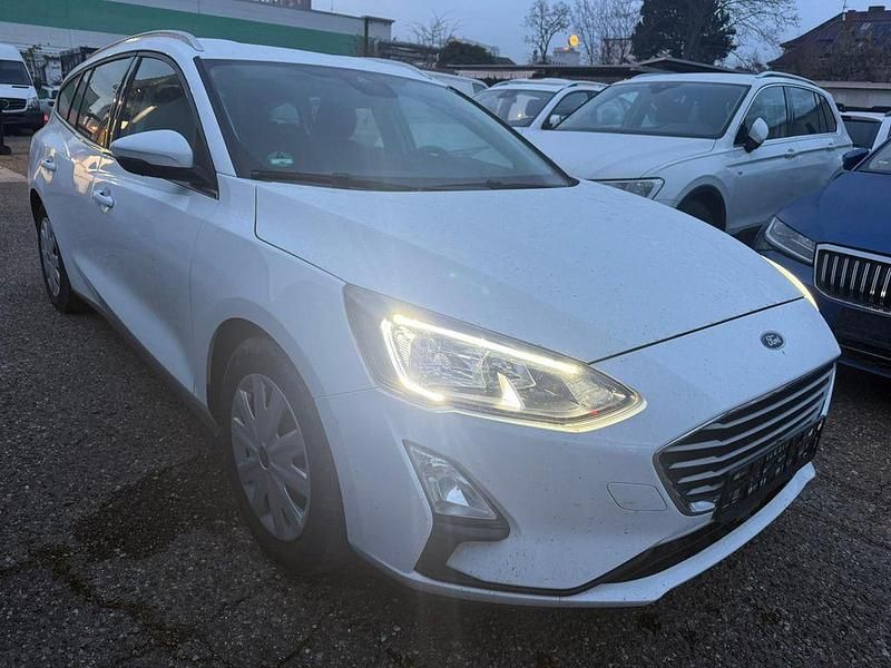 Weiß Gebraucht 2020 Ford Focus Limousine | 7.735 € (Superpreis) - Bild 1/4