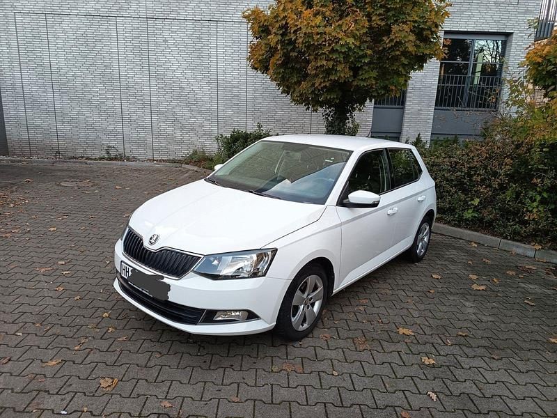 Weiß Gebraucht 2018 Skoda Fabia Ambition Kleinwagen | 11.990 € (Fairer Preis) - Bild 1/4