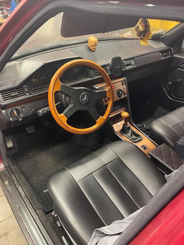 Gebraucht Mercedes 200 72 PS (52 kW) 1987 Rot Limousine