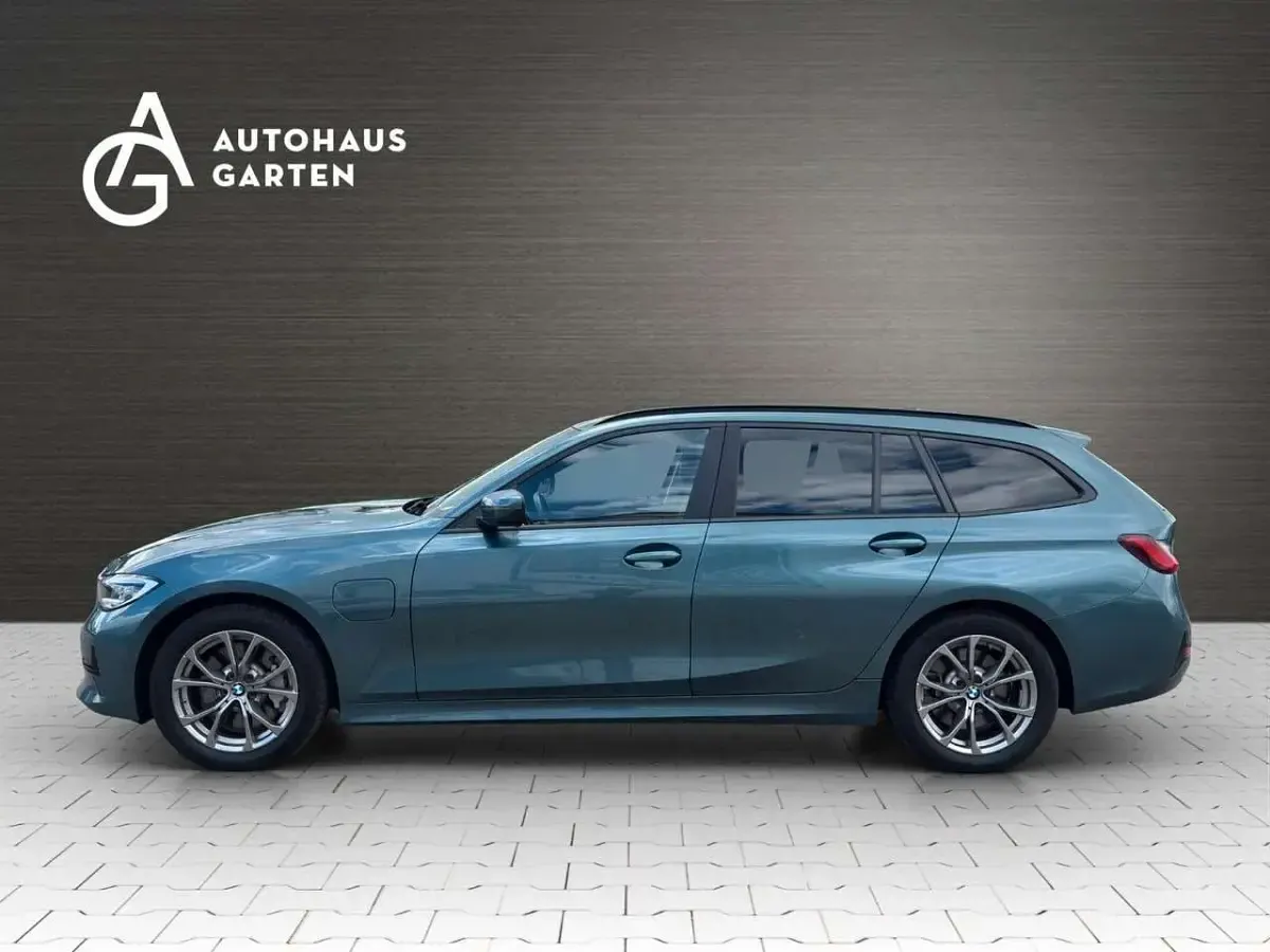 Käytetty BMW 330e Advantage 252 HP (185 kW) 2021 Sininen Sedan
