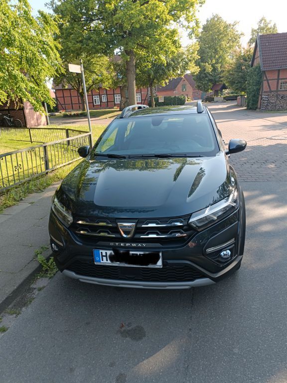 Grau Gebraucht 2022 Dacia Sandero Essentiel Kleinwagen | 17.500 € (Fairer Preis) - Bild 1/4