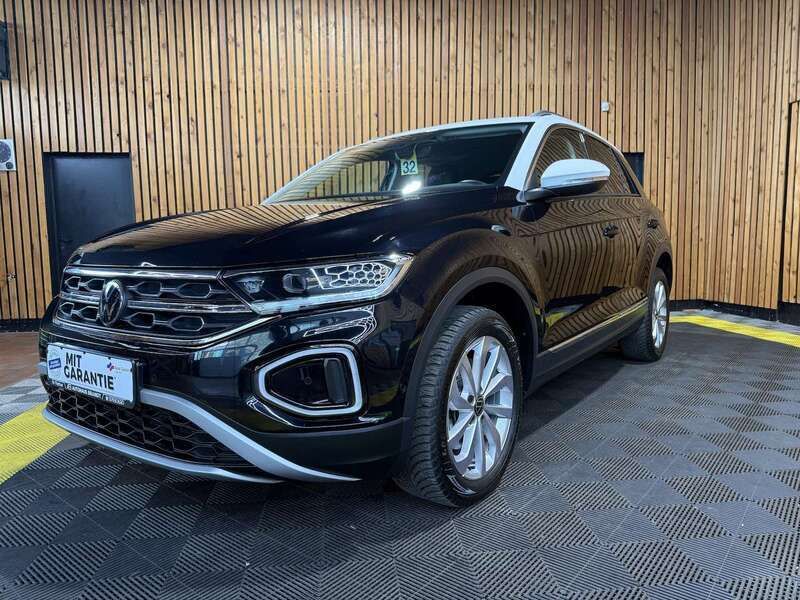 Deep black perleffekt Gebraucht 2024 VW T-Roc Style SUV | 28.650 € (Guter Preis) - Bild 1/4