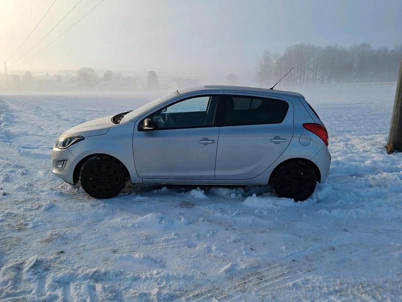 Gebraucht Hyundai i20 82 PS (60 kW) 2014 Silber Kleinwagen